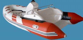 bateau semi rigide rouge