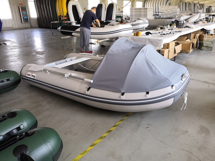 Usine bateaux pneumatiques Charles Oversea